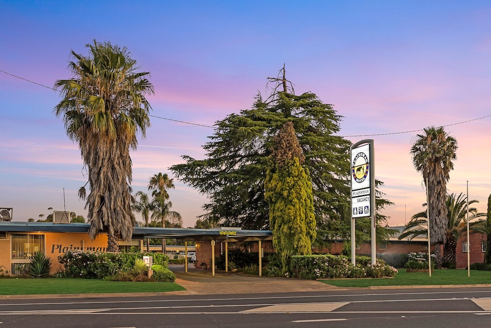 Plainsman Motel 54/63