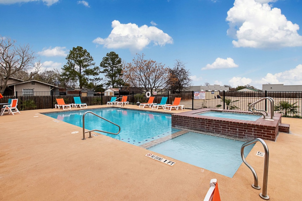 Comfort Inn & Suites Fredericksburg TX 14/30