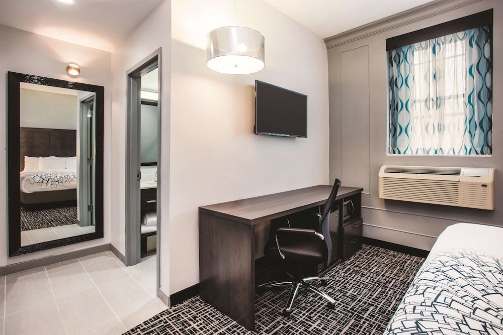La Quinta Inn & Suites by Wyndham Baltimore Downtown 24/38