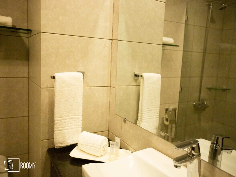 Roomy Signature Hotel 40/40