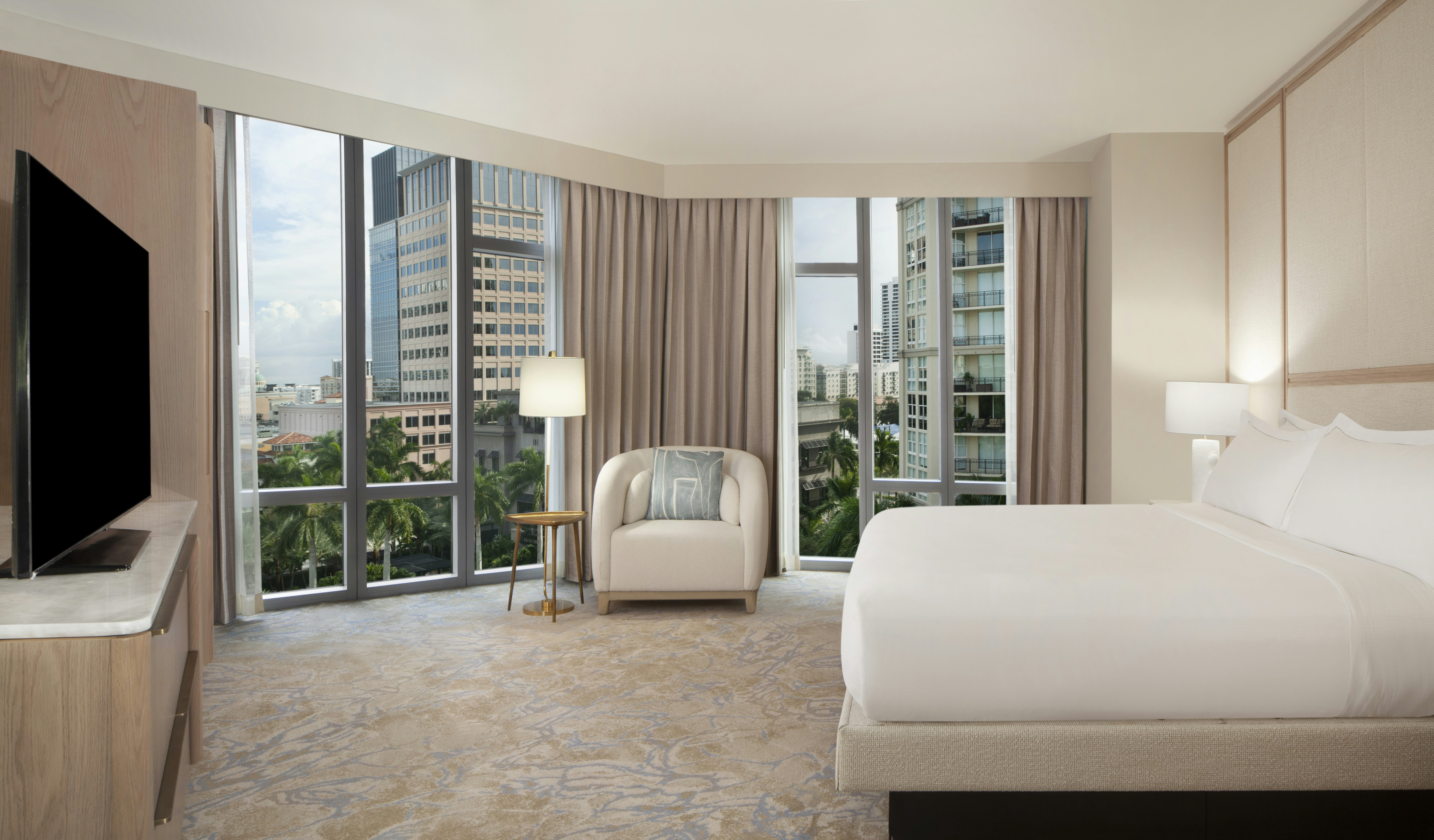 1 Bedroom, Suite, King Bed, Pool View, Executive Level