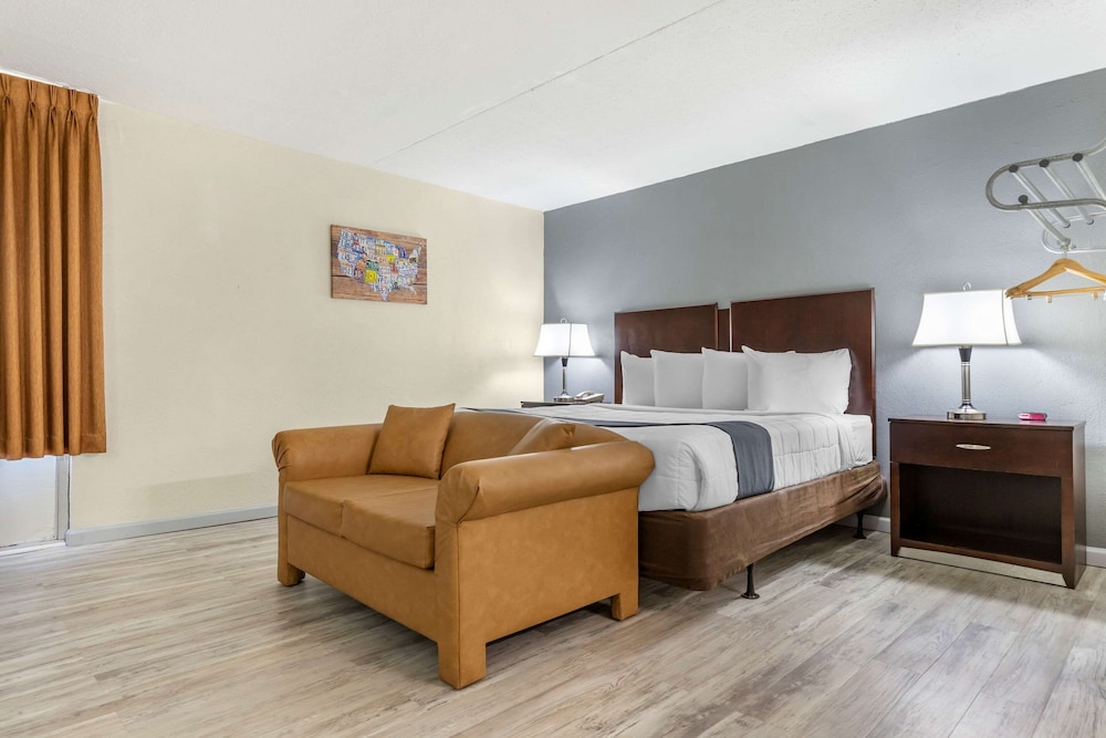 Econo Lodge Conway Central 24/27