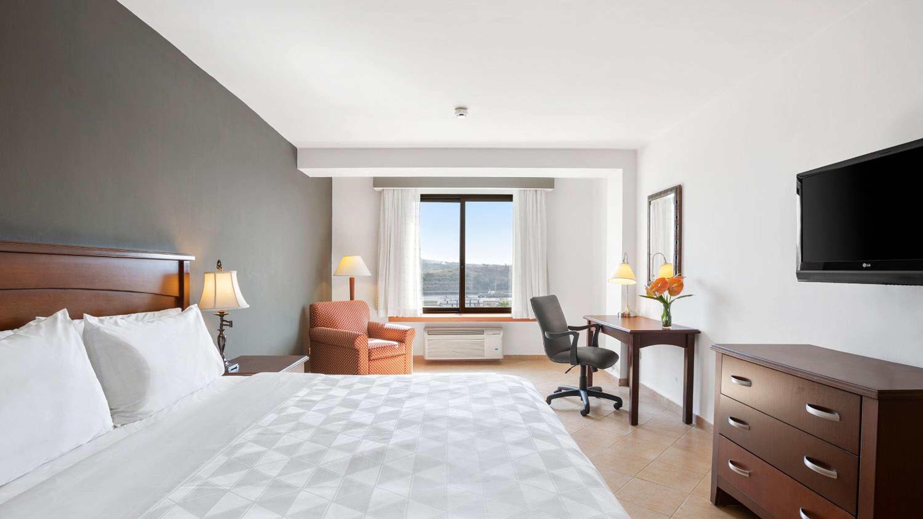 Standard, King Bed, Canal View