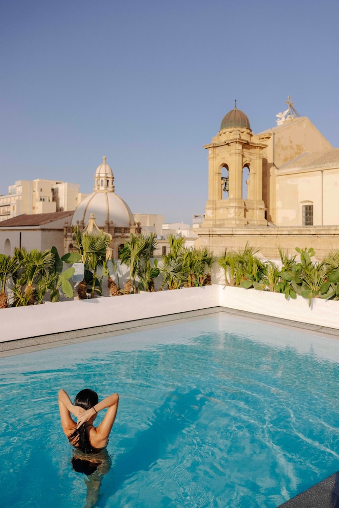 Dome Hotel 43/48