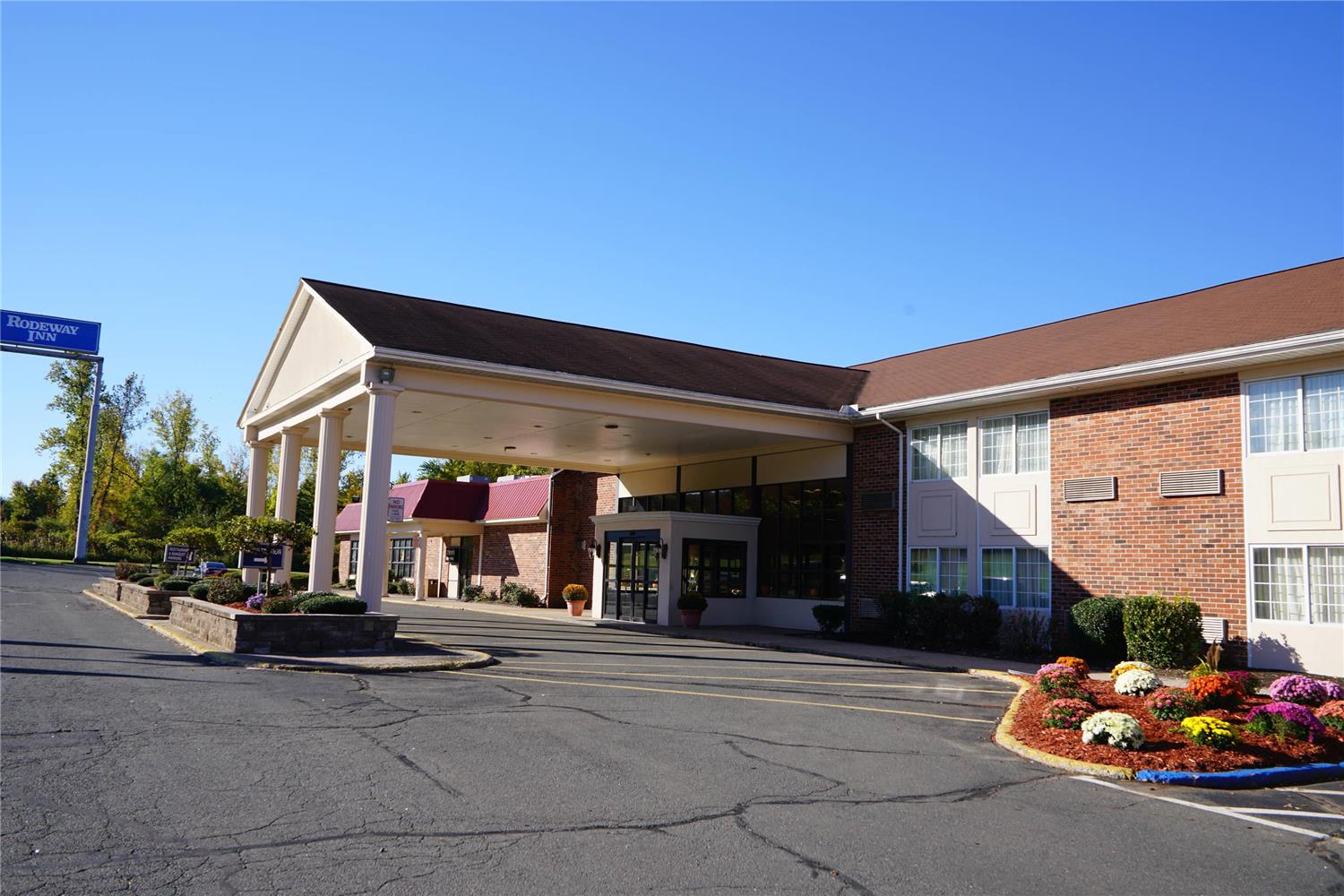 Rodeway Inn & Suites East Windsor CT 38/44