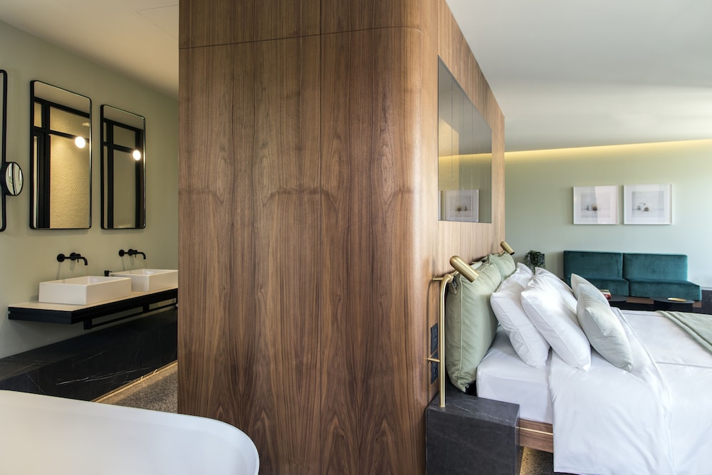 Perianth Hotel 34/61