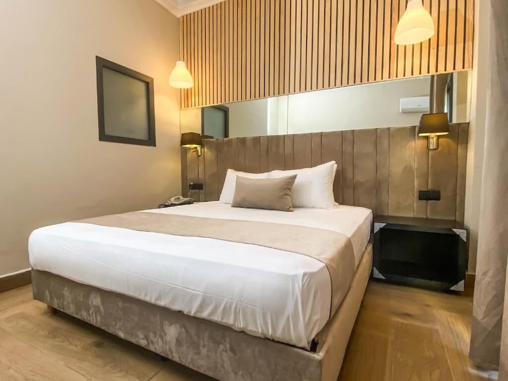 City, Queen Bed