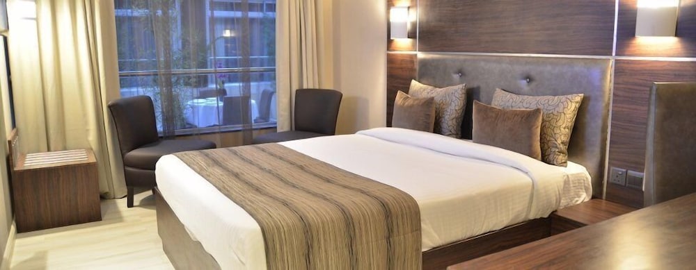 Cloud Hotel & Suites 23/37