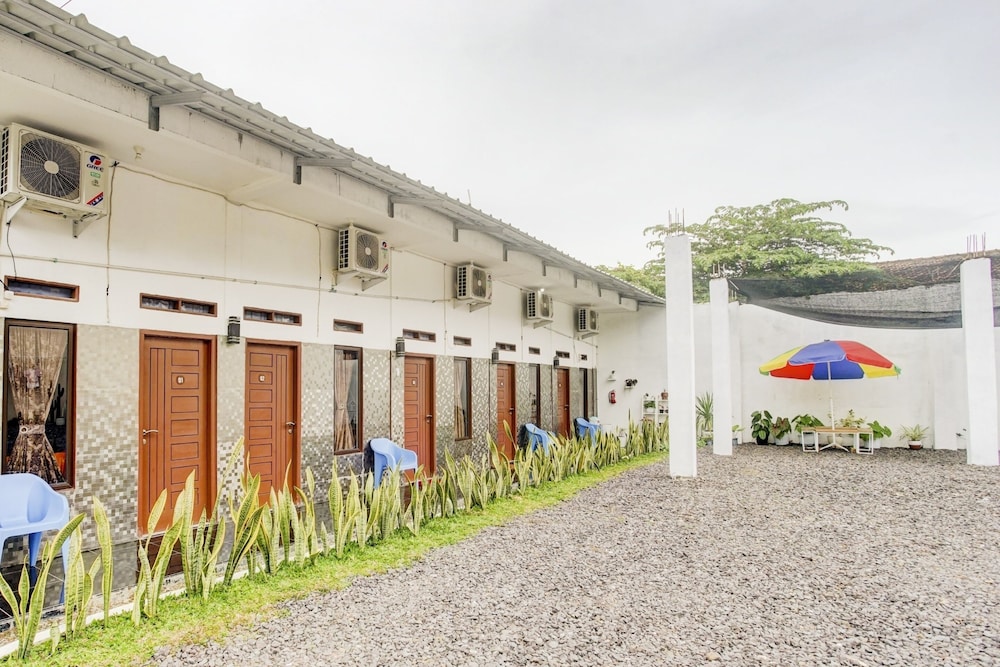 OYO 90124 Oemah Ratu Hostel Syariah 2/28