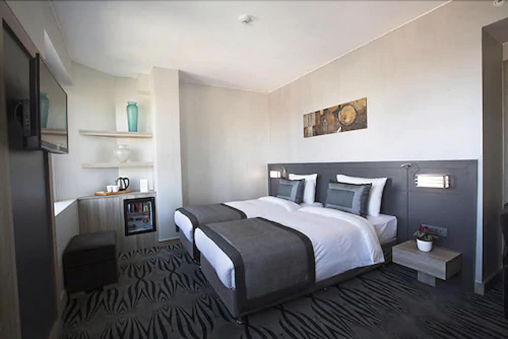 Akoni Hotel 8/21