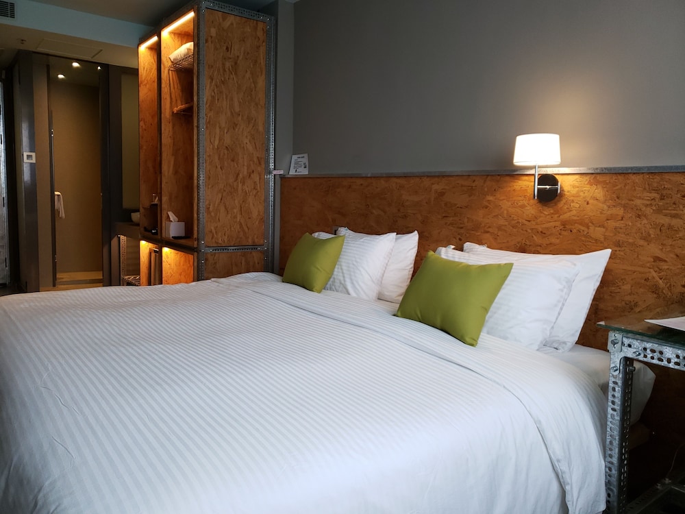 Ind Hotel 11/40