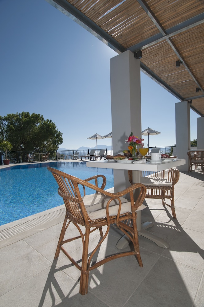ALIKI HOTEL 60/76