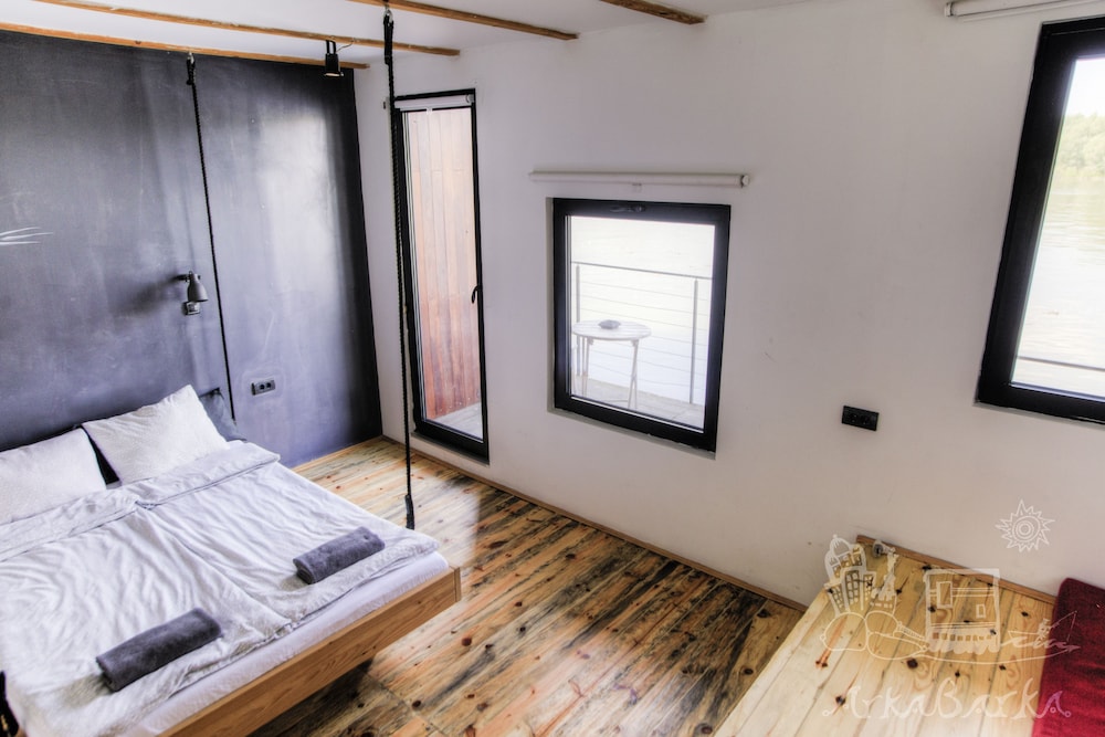 Arkabarka Floating Hostel And Apartments 3/83