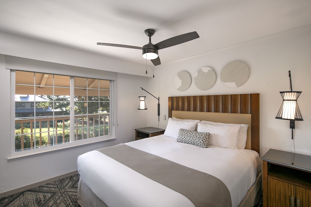 Premier, Suite, King Bed, Golf Course View