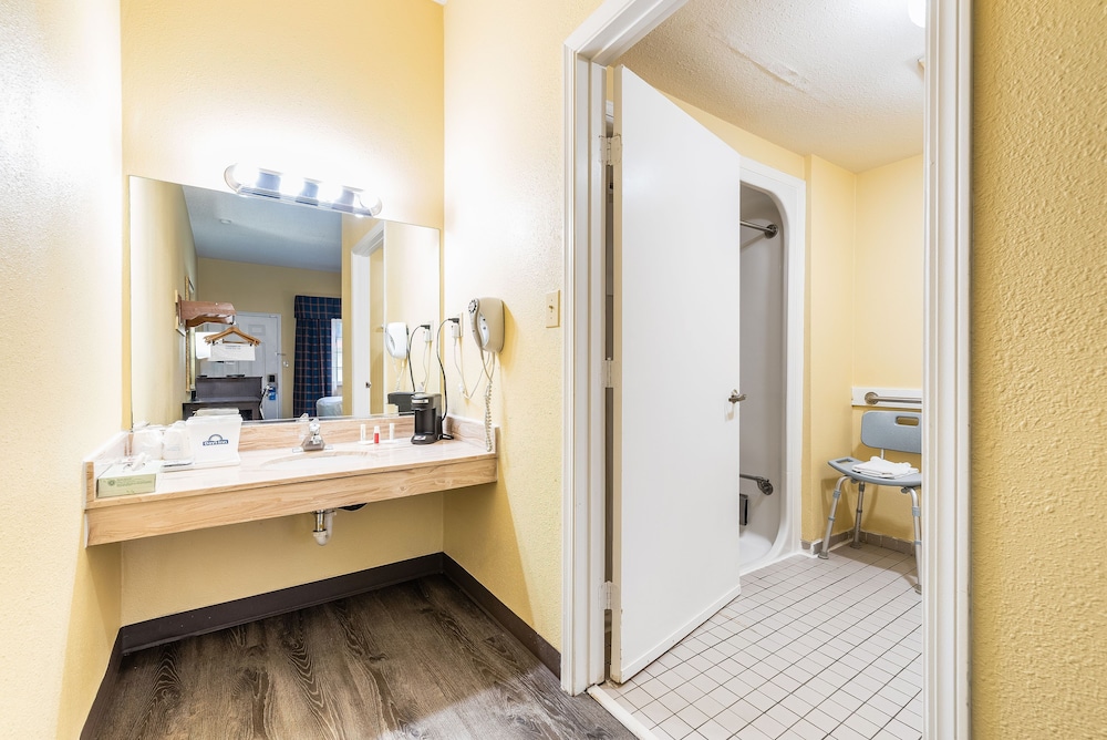 Days Inn by Wyndham Federal Way 23/40