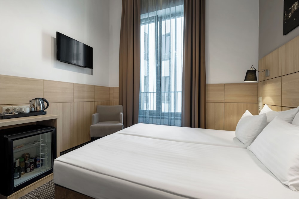 ROOM, SMALL