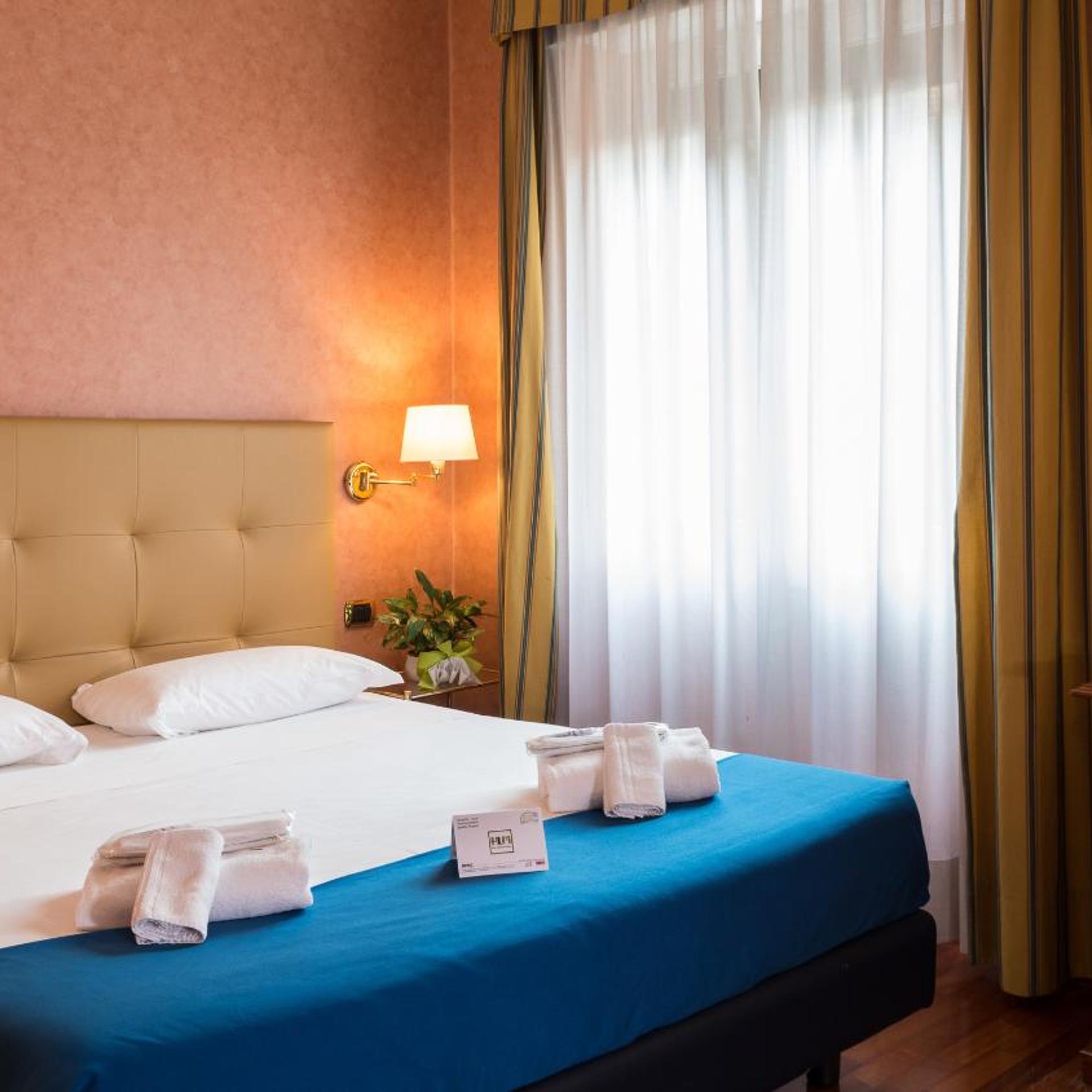 ROOM, DOUBLE BED