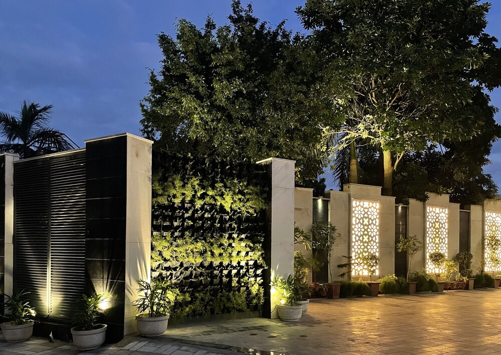 Royale Sarovar Portico Agra 4/65