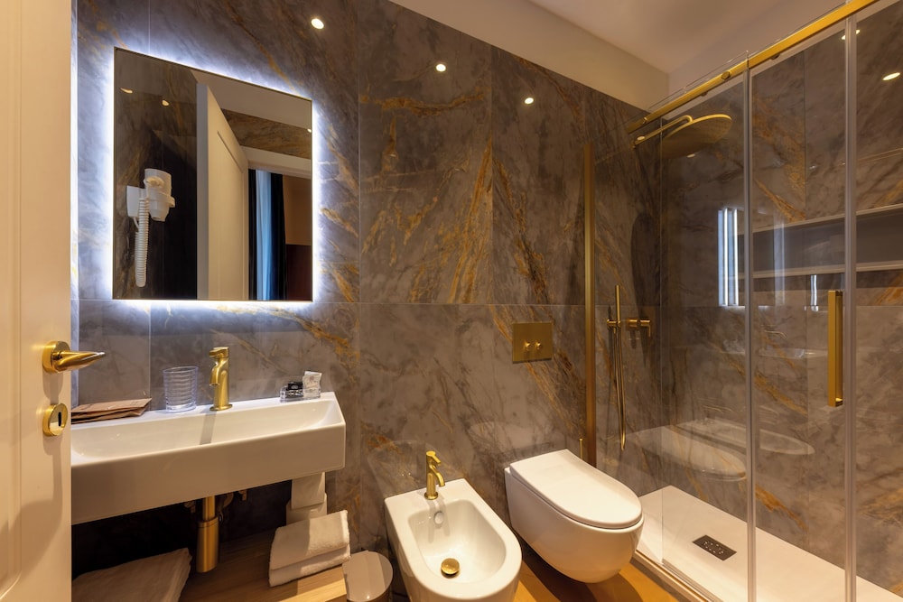 Room, Triple, 1 Queen and 1 Single Bed, Stair Access Only، Hotel Maxim 2/4