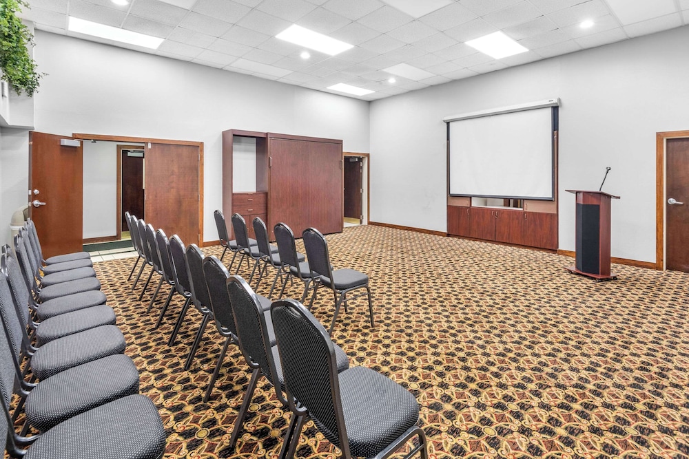 Clarion Inn & Suites Indianapolis Northwest 45/55