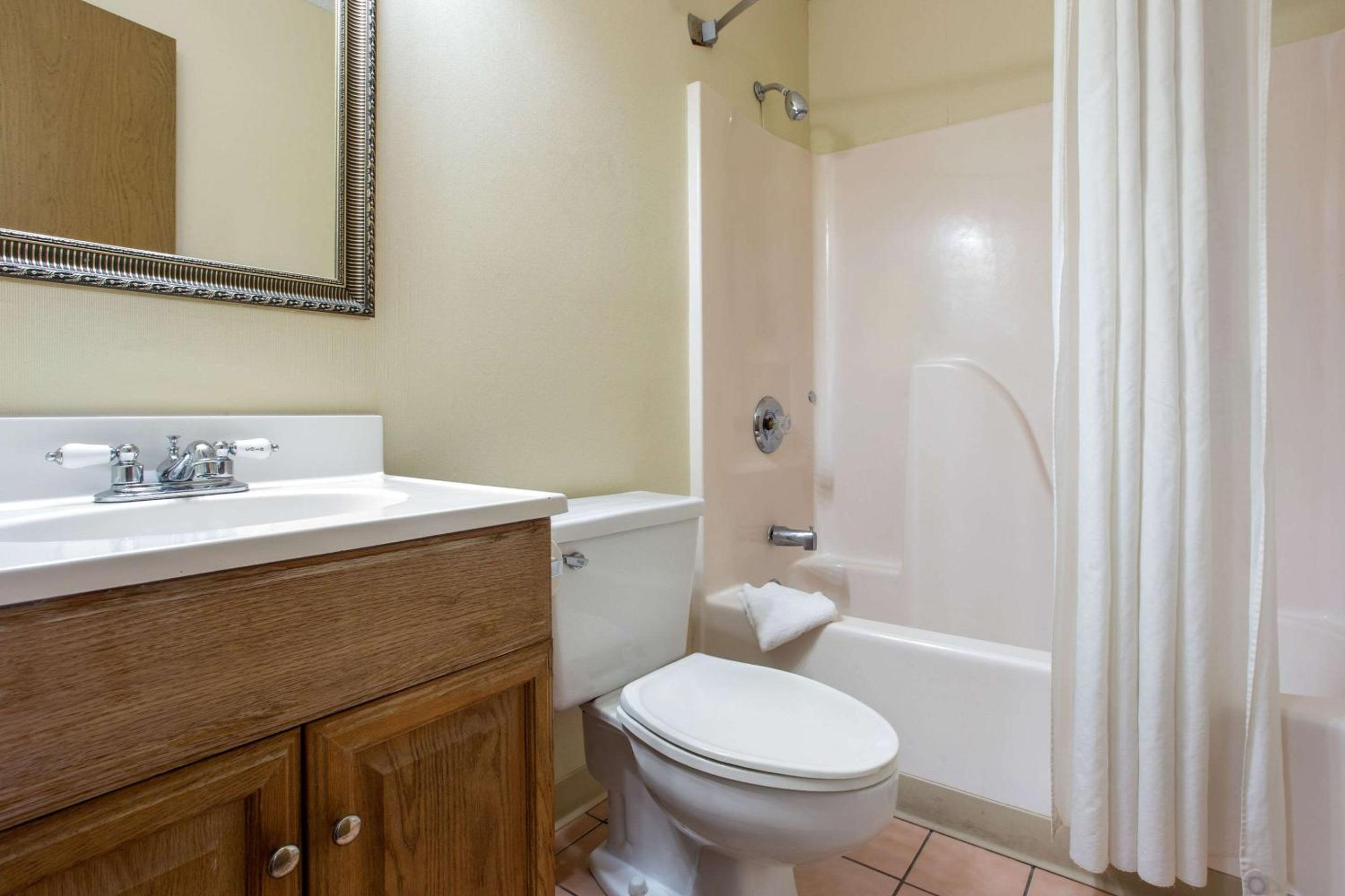 غرفة قياسية بسرير كوين للمدخنين، Rodeway Inn Asheville NC 7/7