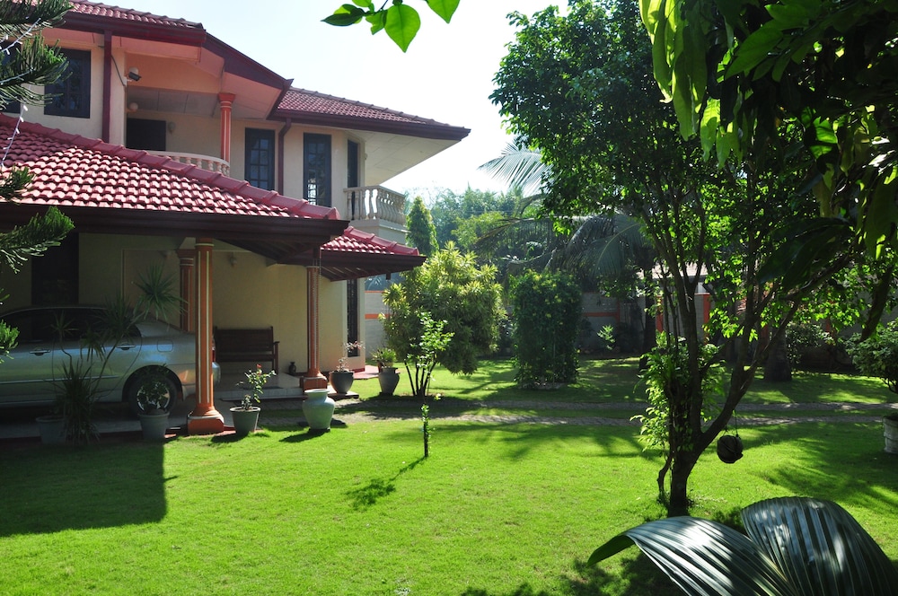 Sugandi Inn 34/40