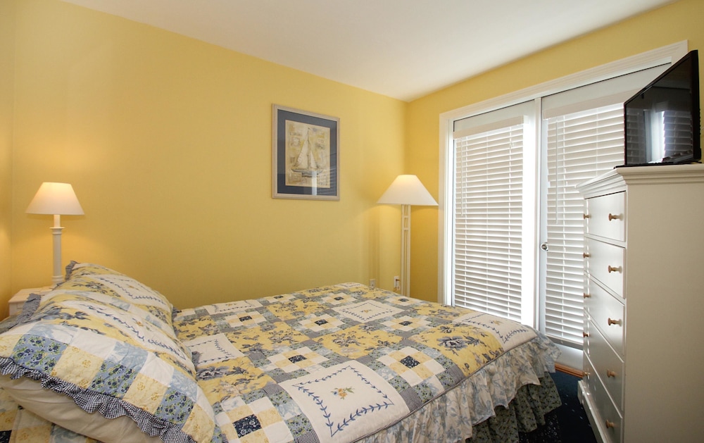 Colonial Acres Resort 12/53