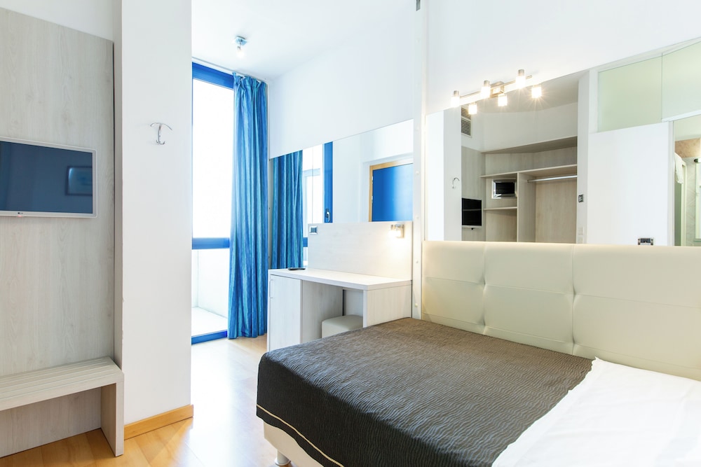 ROOM, SINGLE