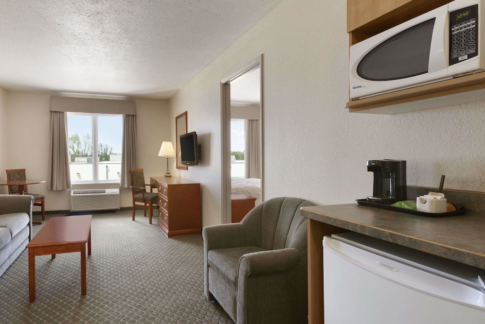 Days Inn & Suites by Wyndham Winkler 27/43