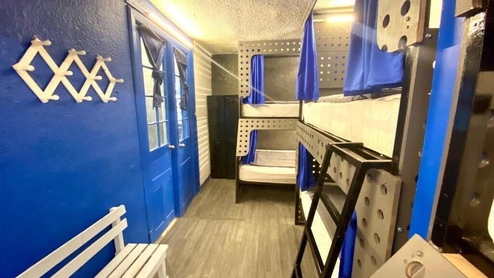 Roomies Hostel Condesa 15/25