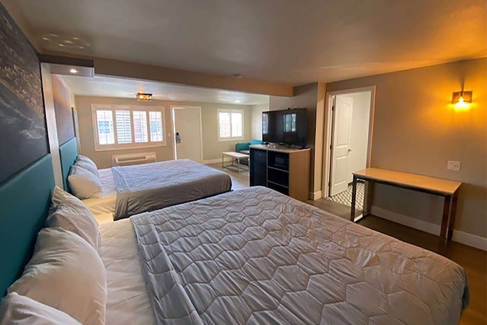 Super 8 by Wyndham Oceanside Downtown 14/50