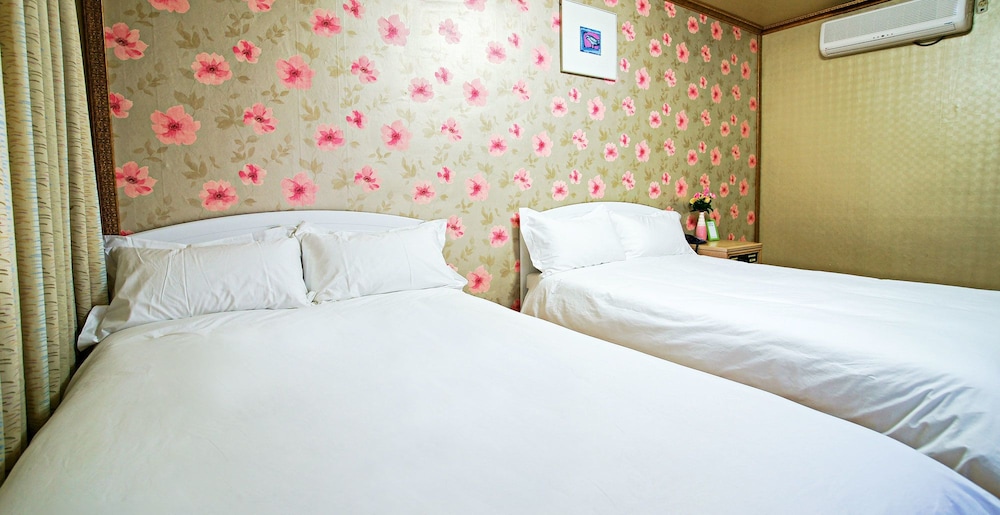 Emerald Hotel 13/26