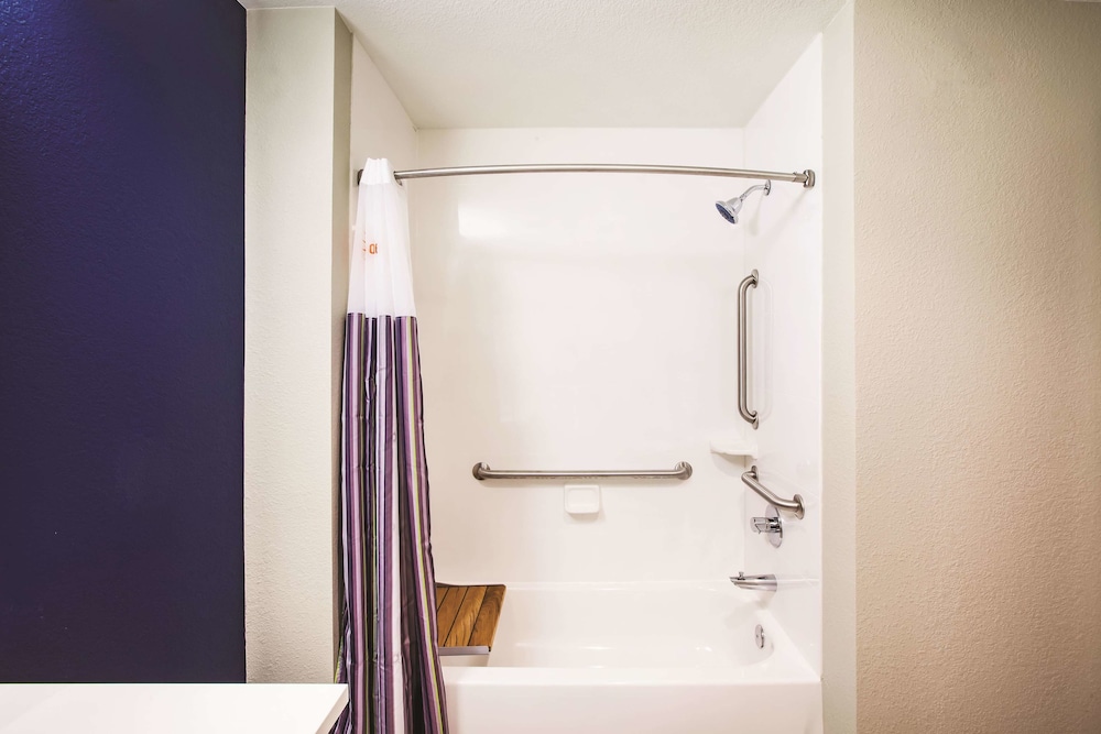 La Quinta Inn And Suites By Wyndham Wichita Northeast 11/37