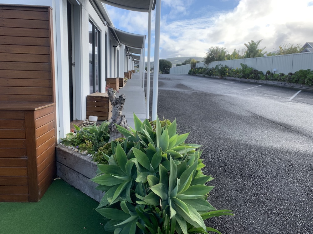 Coastal Motel 60/66