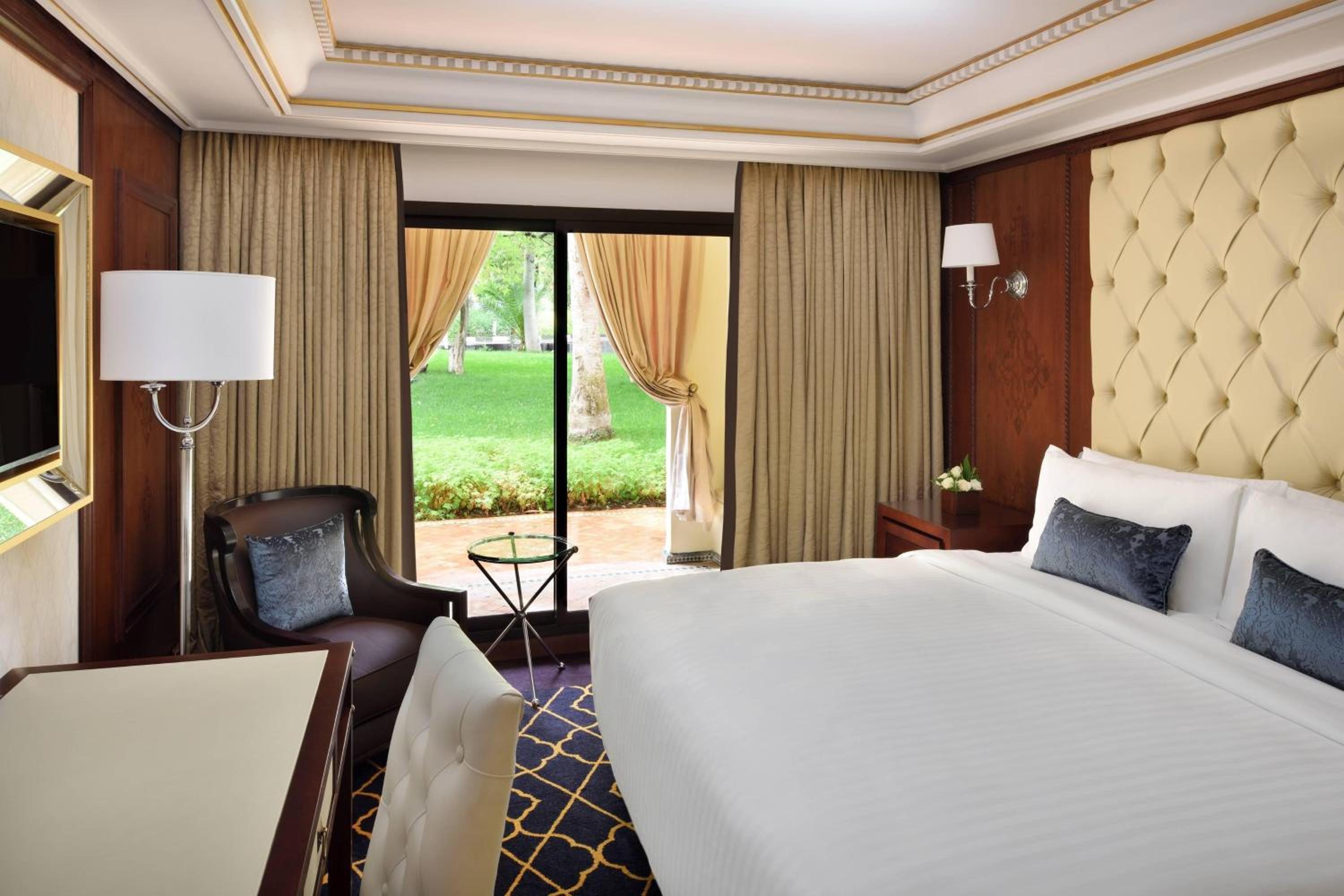 1 Bedroom, Bi Level, Family Suite, Suite, King Bed, Garden View, Sofa, Balcony
