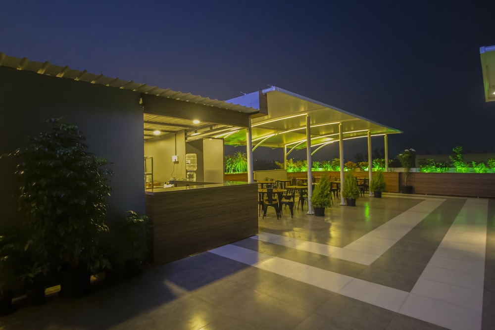 Monarch Guestline Magarpatta 30/32