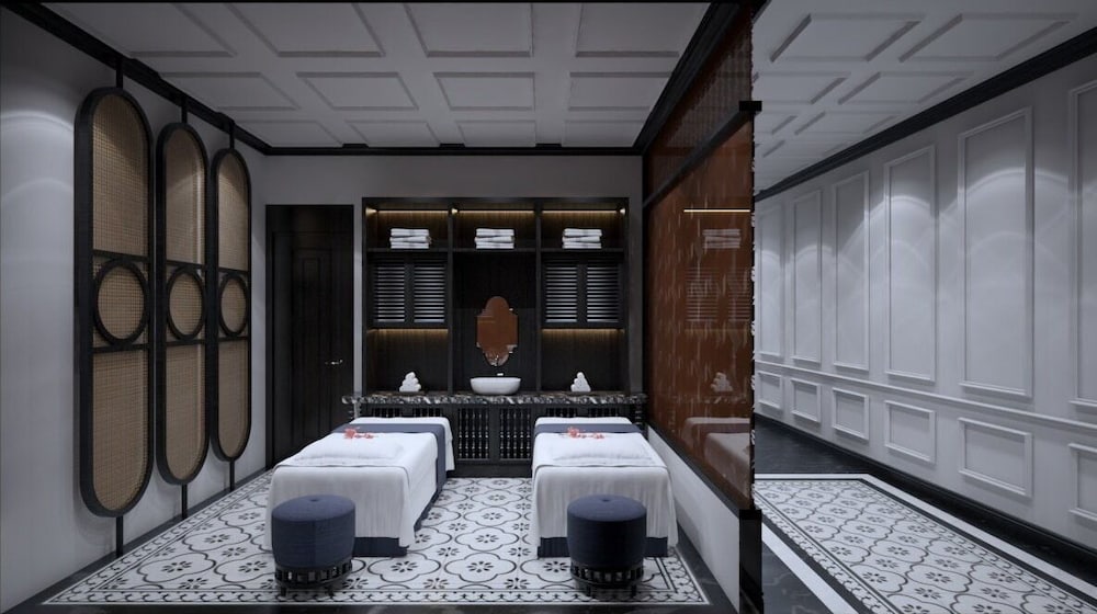 Hanoi Le Chateau Hotel & Spa 25/50