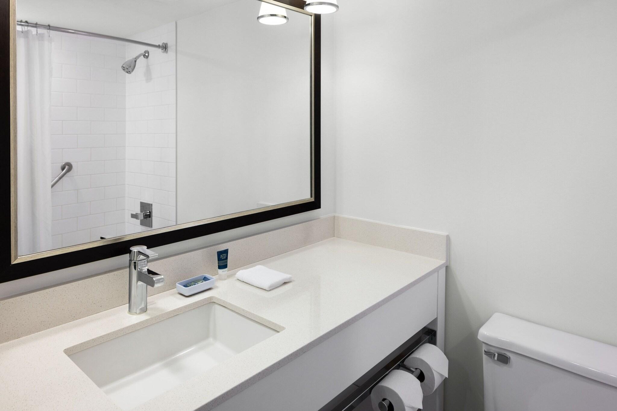غرفة بسريرين كوين، Four Points by Sheraton Edmonton South 3/5