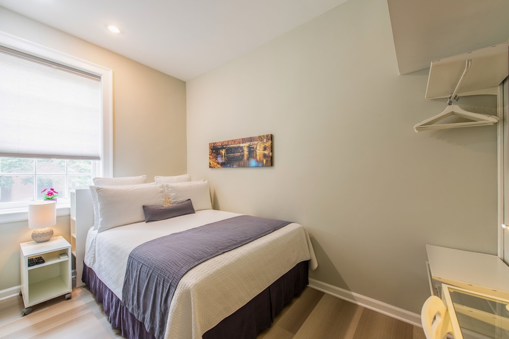 BASIC, QUEEN BED, BATHTUB