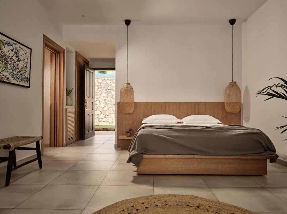 CONNECTING, FAMILY SUITE, PRIVATE POOL