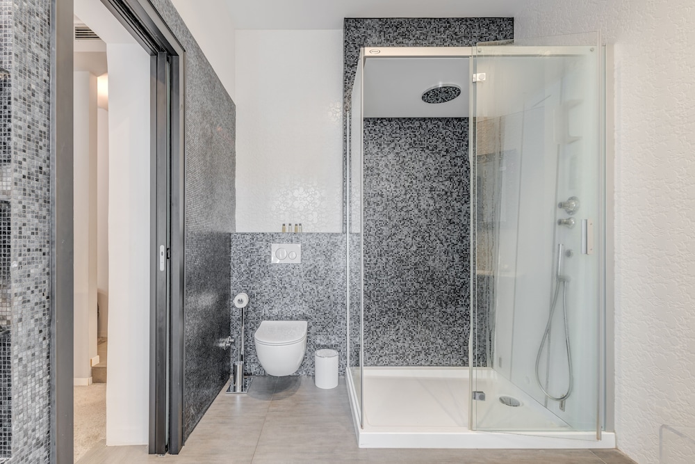 Starlight Luxury Suites 34/40