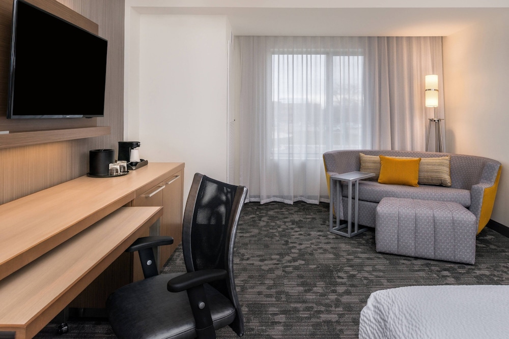Courtyard By Marriott Detroit Farmington 11/47