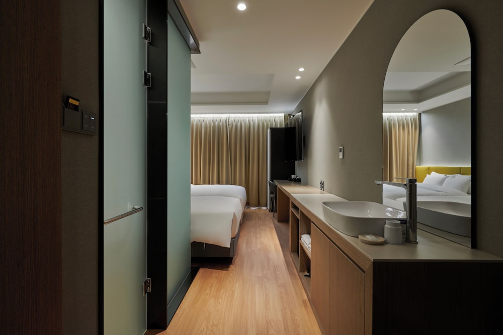 88 Hotel 6/17