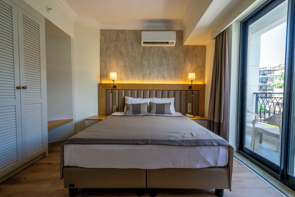 M.C.A. Marquis Hotel 16/57