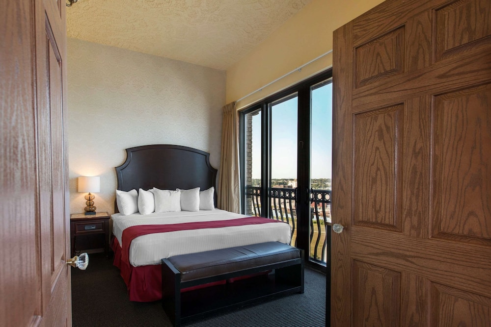 Shoreline Inn Conference Center Ascend Hotel Collection 16/45