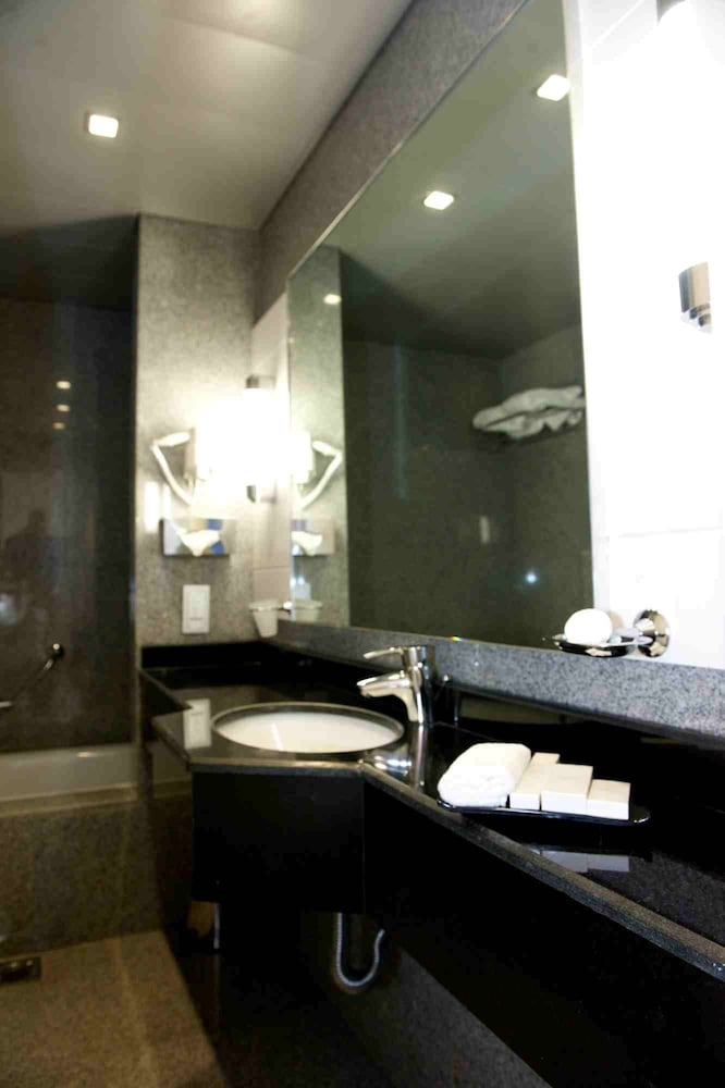 The Avenue Suites 44/46