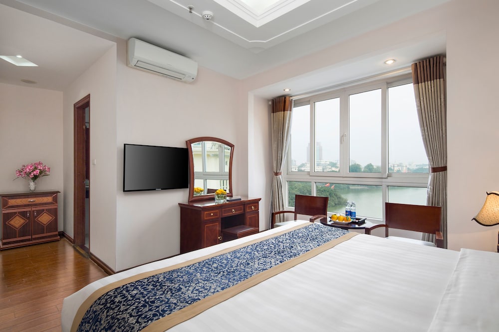 Lakeside Palace Hotel 14/35