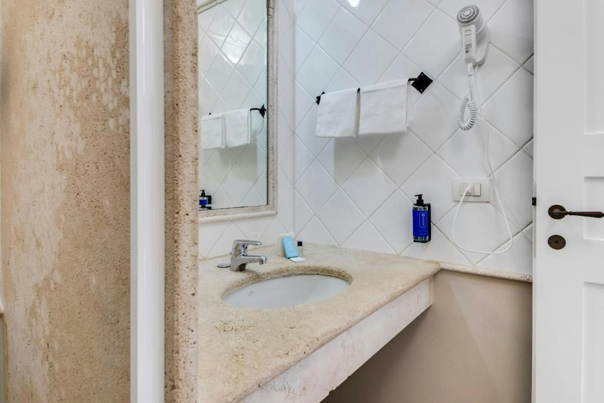 Phi Hotel Sighientu 17/18