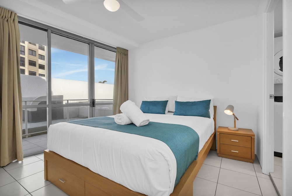 1 Bedroom, Tower, Queen Bed, Garden View