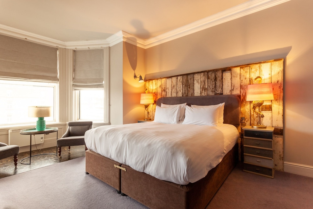 ROOM, DOUBLE OR TWIN BED